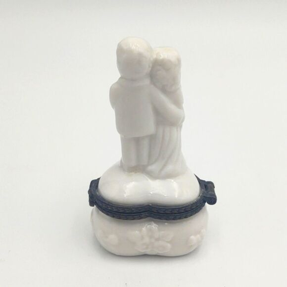 Vintage Bride & Groom Heart Shaped White Porcelain Trinket Ring Box - Picture 3 of 10